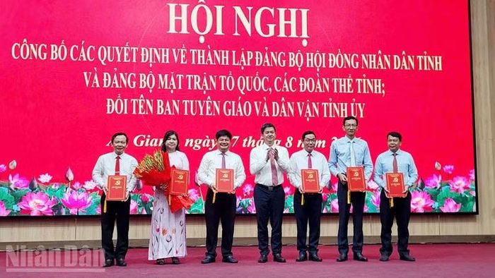 Bí thư Tỉnh ủy An Giang Lê Quang Tùng tặng hoa chúc mừng lãnh đạo Ban Tuyên giáo Tỉnh ủy.