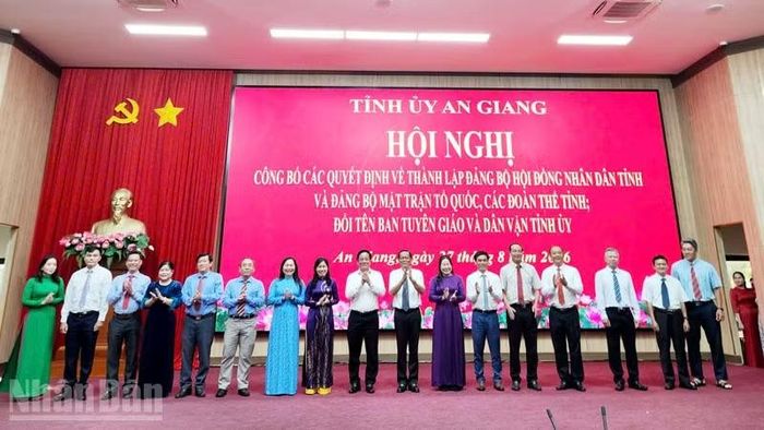 Ủy viên Trung ương Đảng, Chủ tịch Ủy ban nhân dân tỉnh An Giang Hồ Văn Mừng chúc mừng Đảng bộ Hội đồng nhân dân tỉnh An Giang nhiệm kỳ 2025-2030. (Ảnh: QUỐC TRINH)