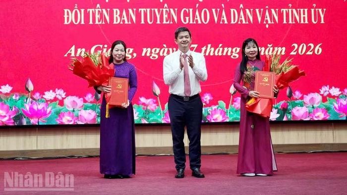 Bí thư Tỉnh ủy An Giang Lê Quang Tùng tặng hoa chúc mừng Đảng bộ Hội đồng nhân dân tỉnh và Đảng bộ Mặt trận Tổ quốc, các đoàn thể tỉnh An Giang. (Ảnh: QUỐC TRINH)