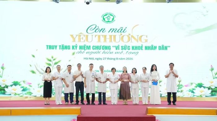 Trao thẻ đăng ký hiến tạng cho cán bộ Bệnh viện Bạch Mai. (Ảnh: Anh Dương)