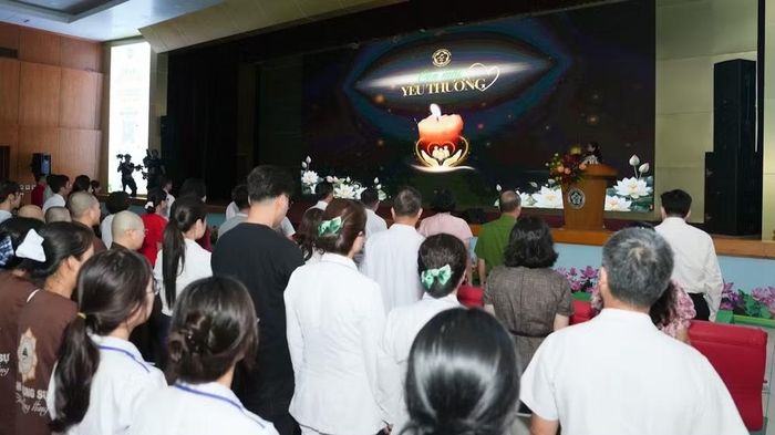 Phút tri ân những người hiến mô, tạng. (Ảnh: ANH DƯƠNG)