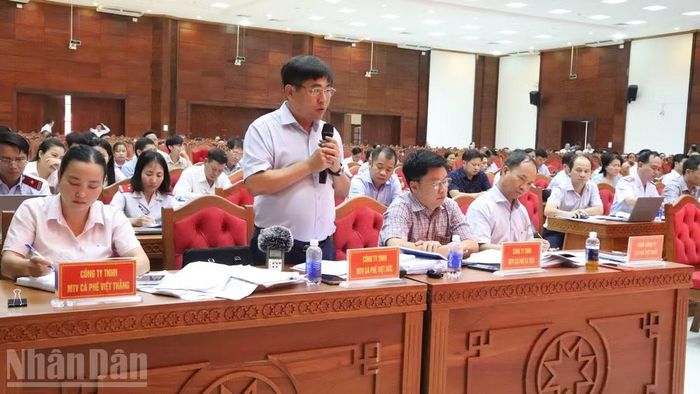 Lãnh đạo Công ty Cà-phê Việt Đức trả lời các kiến nghị của người nhận khoán. (Ảnh: CÔNG LÝ)