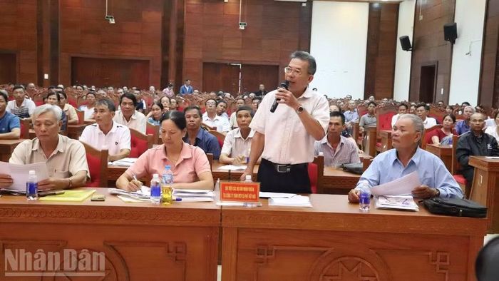 Đại diện các hộ dân nhận khoán tại Công ty Cà-phê Việt Đức kiến nghị tại buổi đối thoại. (Ảnh: CÔNG LÝ)