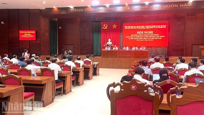 Quang cảnh buổi đối thoại. (Ảnh: CÔNG LÝ)