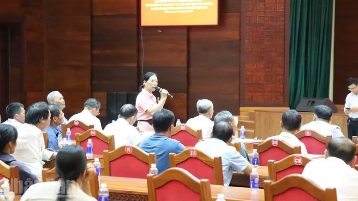 Đại diện các hộ dân nhận khoán phản ảnh về những sai phạm của các công ty cà-phê tại buổi đối thoại. (Ảnh: CÔNG LÝ)