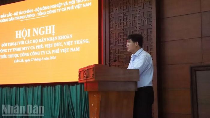 Phó Chủ tịch Ủy ban nhân dân tỉnh Đắk Lắk Nguyễn Thiên Văn phát biểu tại buổi đối thoại. (Ảnh: CÔNG LÝ)