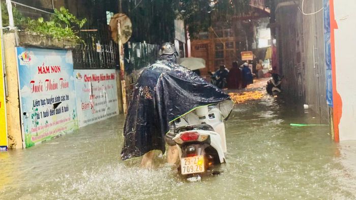 Xe chết máy giữa dòng nước ngập.