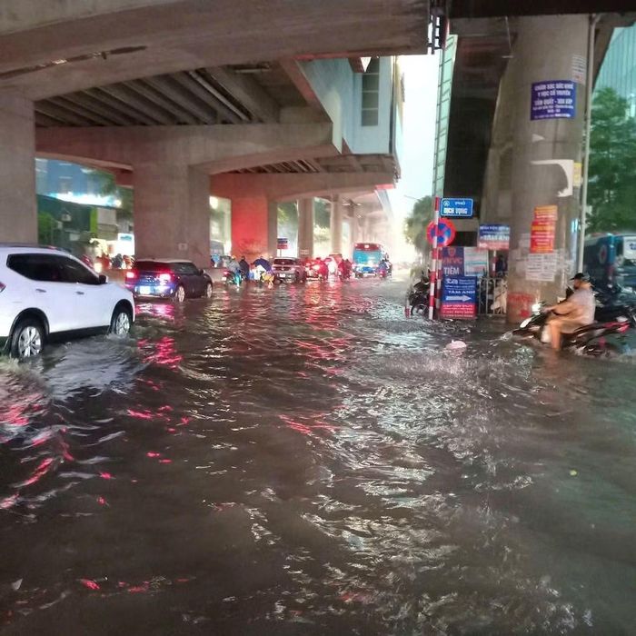 Mưa lớn đúng giờ tan tầm, hàng loạt tuyến phố Hà Nội bị ngập