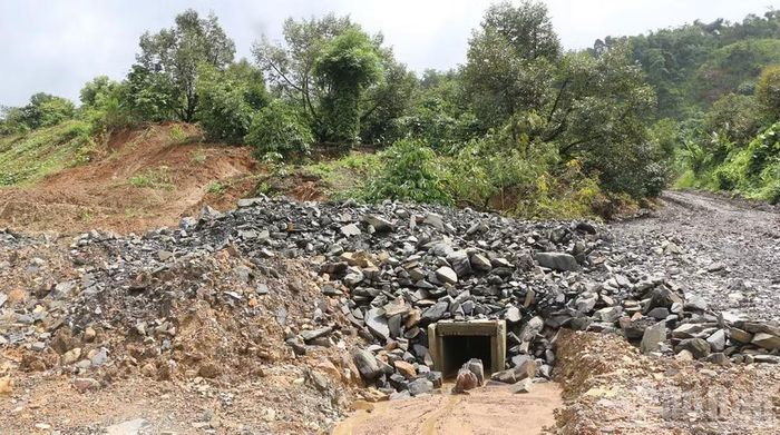 Sụt trượt đất khu vực giáp ranh với Dự án đường Đạo Nghĩa-Quảng Khê đang thi công.
