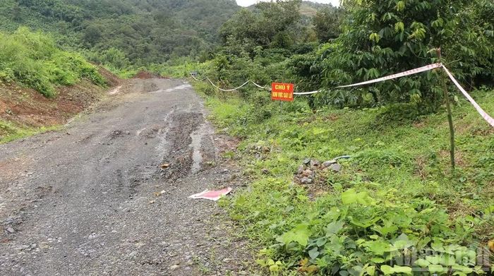 Khu vực nguy cơ sạt lở được chính quyền khoanh vùng, cắm biển cảnh báo hạn chế qua lại.