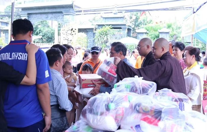 Ban tổ chức trao tặng quà cho người khuyết tật và người có hoàn cảnh khó khăn. (Ảnh: DUY TOÀN)