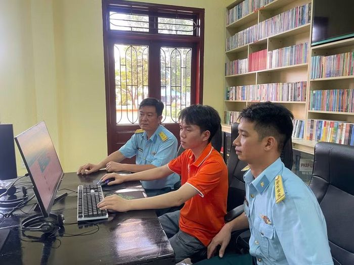 Cán bộ, chiến sĩ Trung đoàn 282 và sinh viên Trường cao đẳng FPT Polytechnic Đà Nẵng nghiên cứu, sáng tạo phần mềm.