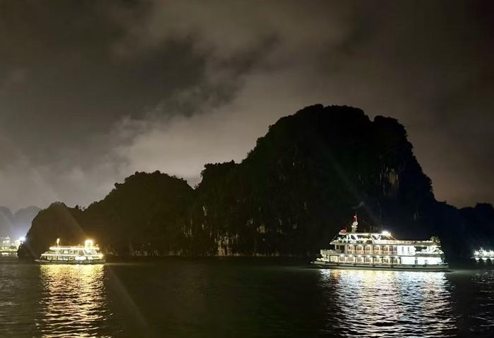 Các tàu du lịch trình diễn ánh sáng công nghệ trên Vịnh Hạ Long.
