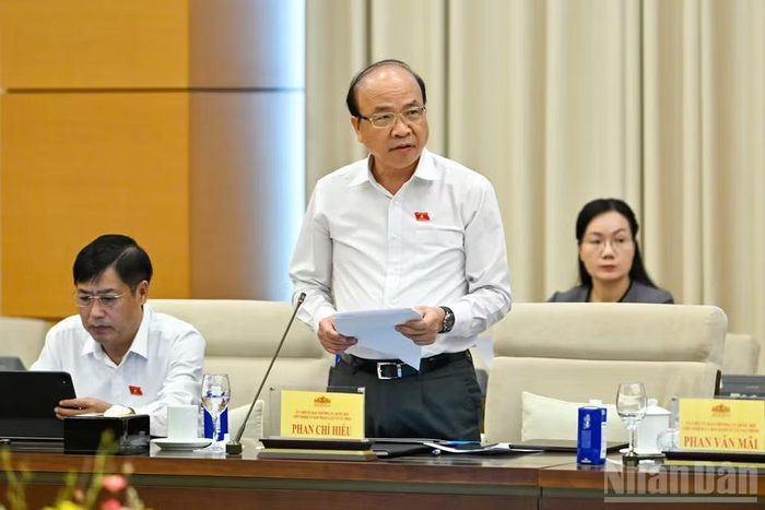 Chủ nhiệm Ủy ban Pháp luật và Tư pháp Phan Chí Hiếu nêu quan điểm thẩm tra. (Ảnh: THỦY NGUYÊN)