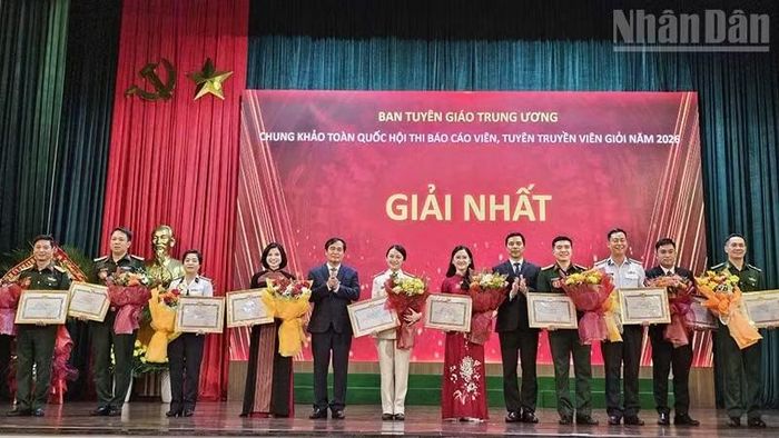 Lãnh đạo Ban Tuyên giáo Trung ương và Thường trực Tỉnh ủy Thanh Hóa trao chứng nhận, tặng hoa chúc mừng các báo cáo viên, tuyên truyền viên đoạt giải nhất. (Ảnh: MAI LUẬN)