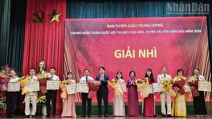 Lãnh đạo Ban Tuyên giáo Tỉnh ủy Thanh Hóa cùng thành viên Ban tổ chức trao chứng nhận, tặng hoa chúc mừng các báo cáo viên, tuyên truyền viên đoạt giải nhì. (Ảnh: MAI LUẬN)