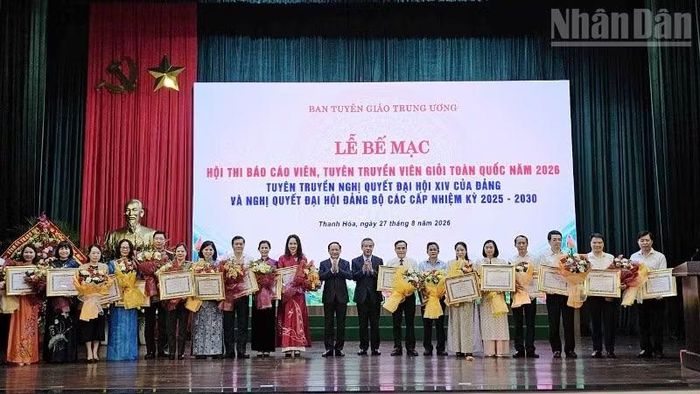Ban Tuyên giáo Trung ương trao tặng Bằng khen cho 22 tập thể có thành tích xuất sắc trong tổ chức Hội thi báo cáo viên, tuyên truyền viên giỏi năm 2026. (Ảnh: MAI LUẬN)