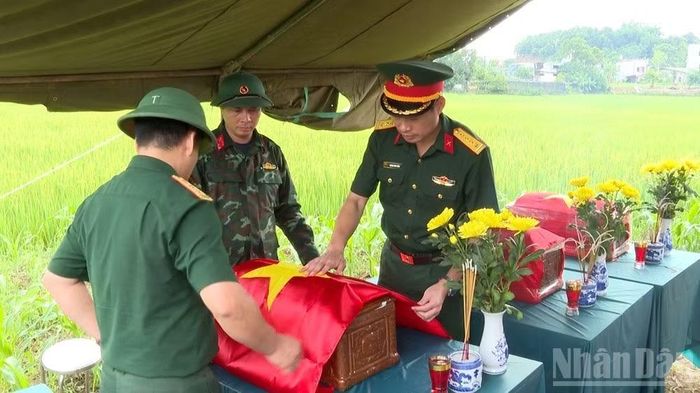 Phủ Quân kỳ lên các hài cốt liệt sĩ được tìm kiếm, quy tập.