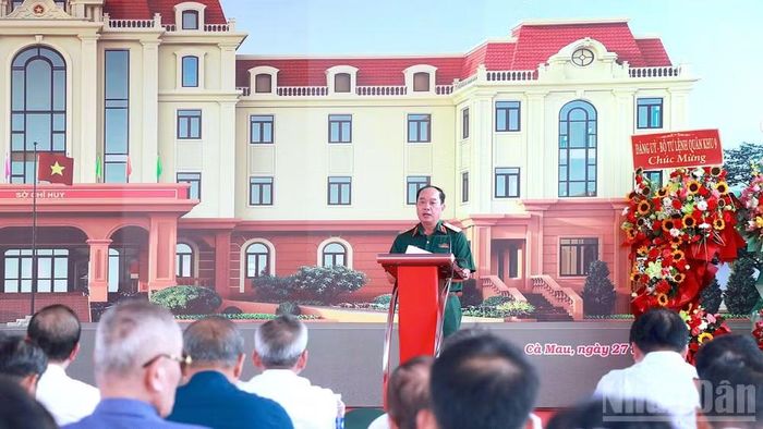 Thiếu tướng Nguyễn Văn Ngành, Chỉ huy trưởng Bộ Chỉ huy quân sự tỉnh Cà Mau (đứng) phát biểu giao nhiệm vụ và phát động thi công tại Lễ khởi công xây dựng trụ sở mới. (Ảnh: HỮU TÙNG)