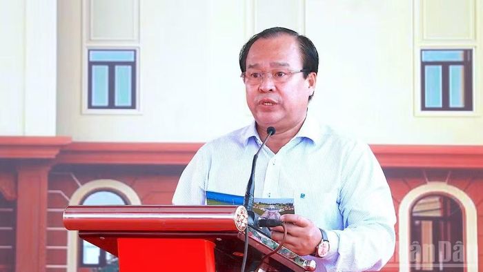 Phó Chủ tịch Ủy ban nhân dân tỉnh Cà Mau Nguyễn Minh Luân phát biểu tại lễ khởi công. (Ảnh: HỮU TÙNG)