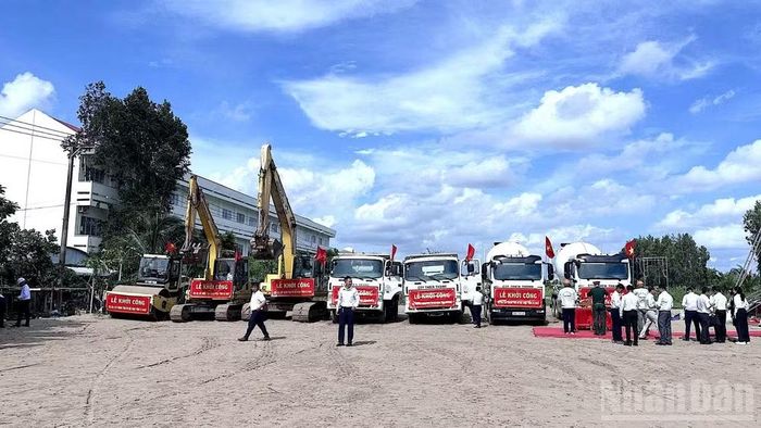 Hệ thống máy móc, phương tiện cơ giới của các nhà thầu đã sẵn sàng tập kết thi công ngay sau lễ khởi công. (Ảnh: HỮU TÙNG)