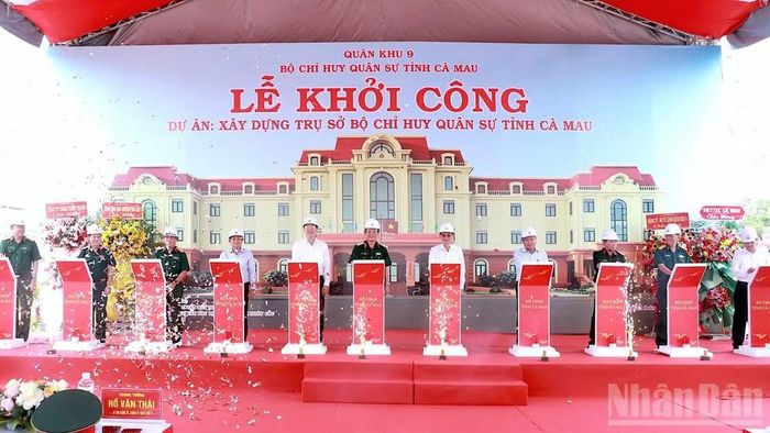 Các đại biểu thực hiện nghi thức bấm nút chính thức khởi công Dự án xây dựng trụ sở Bộ Chỉ huy quân sự tỉnh Cà Mau. (Ảnh: HỮU TÙNG)