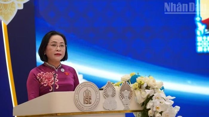 Phó Chủ tịch Quốc hội Nguyễn Thị Thanh phát biểu ý kiến tại Phiên thảo luận chung. (Ảnh: HUY VŨ)