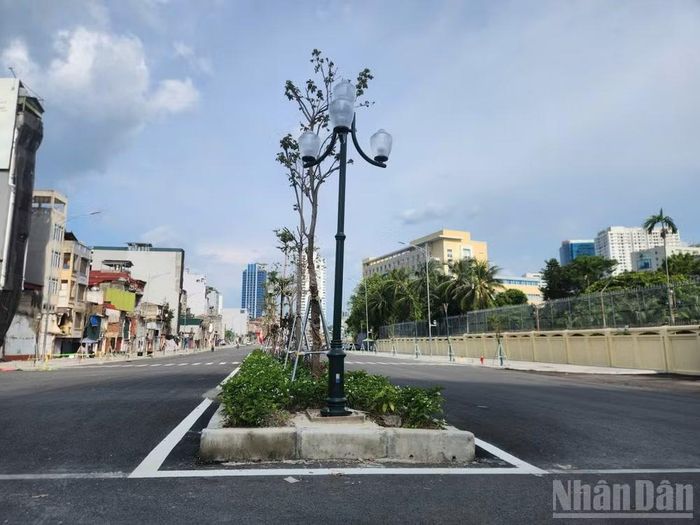 Hạng mục hệ thống đèn chiếu sáng, cây xanh tạo cảnh quan đã hoàn thiện,
