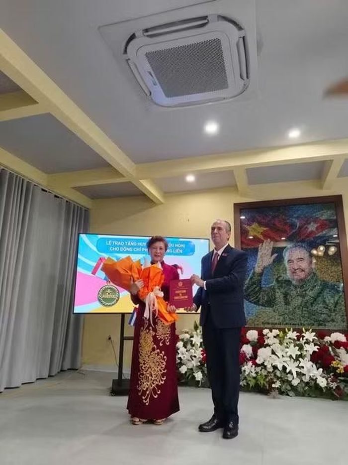 Đại sứ Cuba tại Việt Nam Rogelio Polanco Fuentes tặng hoa chúc mừng bà Phương Song Liên.