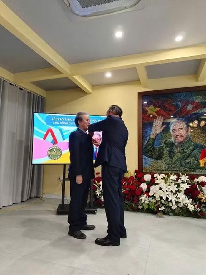 Đại sứ Cuba tại Việt Nam Rogelio Polanco Fuentes trao Huy chương Hữu nghị cho ông Nguyễn Xuân Phong.