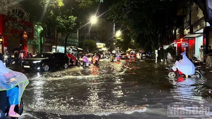  Mưa lớn trên diện rộng, khiến nhiều khu vực úng ngập, đọng nước. (Ảnh: NHÃ NGUYÊN) 
