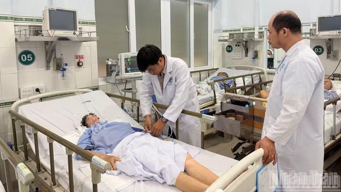 Các bác sĩ khám cho bệnh nhân. (Ảnh: THANH HẢI)