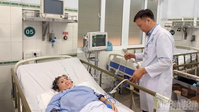 Bác sĩ Huỳnh Văn Quyền, Trưởng Khoa Tim mạch khám cho bệnh nhân. (Ảnh: THANH HẢI)