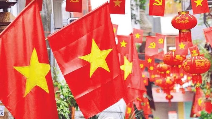 Sắc màu cờ hoa chào mừng ngày Quốc khánh 2/9 trên nhiều khu dân cư tại Hà Nội (Ảnh THẾ ĐẠI)