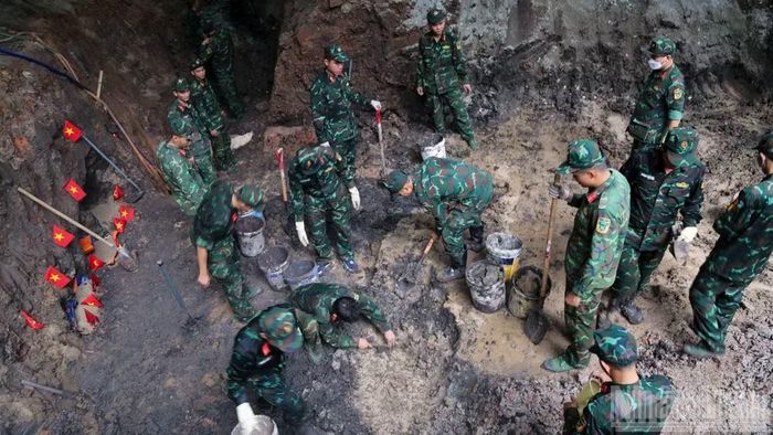 Lực lượng chức năng tìm kiếm hài cốt liệt sĩ tại Công viên Lê Thị Riêng, Thành phố Hồ Chí Minh, tháng 7/2026. (Ảnh: THẾ ANH)