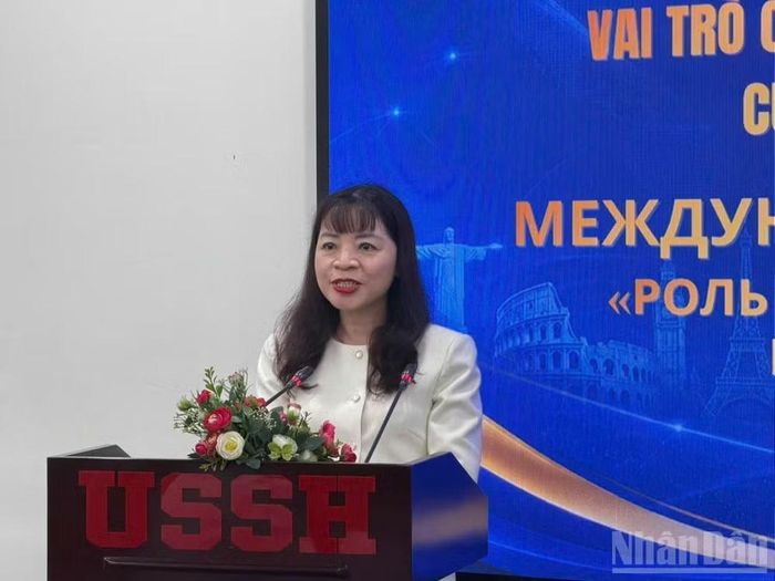 Phó Giáo sư, Tiến sĩ Đặng Thị Thu Hương, Phó Hiệu trưởng Trường đại học Khoa học xã hội và Nhân văn (Đại học Quốc gia Hà Nội) phát biểu khai mạc tọa đàm. (Ảnh: KHÁNH LAN)
