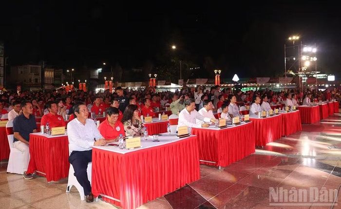 Các đại biểu và đông đảo người dân tham dự đêm khai mạc chuỗi sự kiện. (Ảnh: HIỂN CỪ)