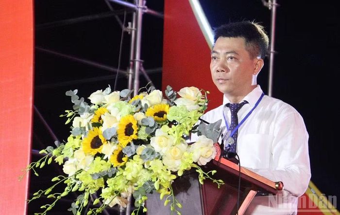 Chủ tịch Ủy ban nhân dân phường Nghĩa Lộ Trần Đình Trường phát biểu khai mạc chuỗi sự kiện “Tự hào Việt Nam - Nghĩa Lộ khát vọng vươn xa”. (Ảnh: HIỂN CỪ)