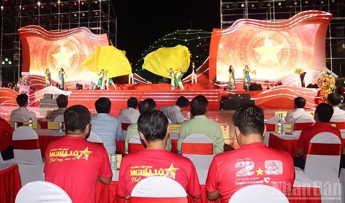 Đêm khai mạc chuỗi sự kiện “Tự hào Việt Nam - Nghĩa Lộ khát vọng vươn xa”, thu hút hàng nghìn người dân tham dự. (Ảnh: HIỂN CỪ)
