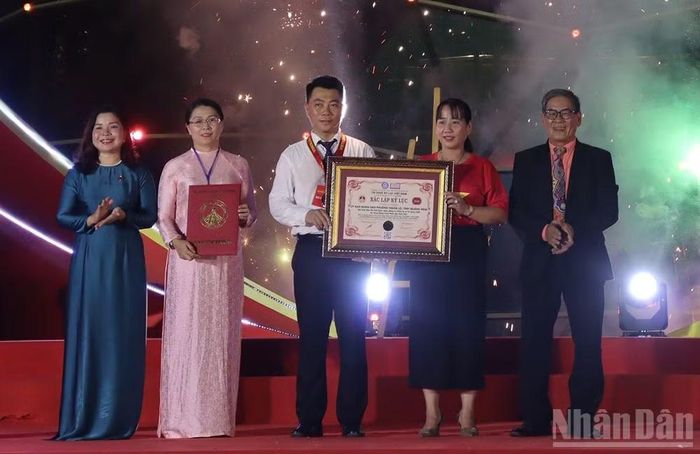 Lãnh đạo Tổ chức Kỷ lục Việt Nam trao Bằng xác lập Kỷ lục Việt Nam cho lãnh đạo phường Nghĩa Lộ. (Ảnh: HIỂN CỪ)