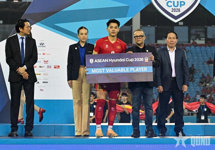 Đình Bắc nhận danh hiệu "Cầu thủ xuất sắc nhất" ASEAN Cup 2026. Ảnh: TRỌNG HẢI