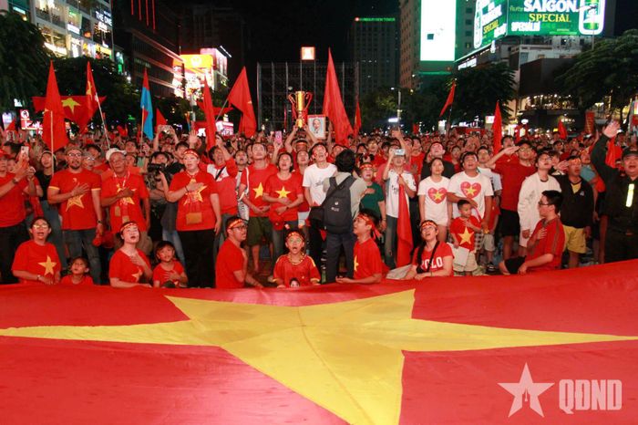  Người dân và du khách xem bóng đá tại phố đi bộ Nguyễn Huệ, phường Sài Gòn, TP Hồ Chí Minh. Ảnh: LÊ TIẾN