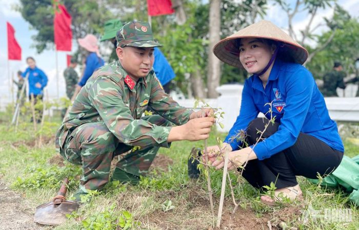 Cán bộ Tiểu đoàn đảo Cô Tô cùng đoàn viên trồng cây xanh trên đảo. 