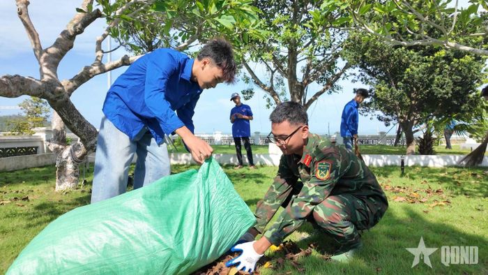Cùng đoàn viên, thanh niên đặc khu Cô Tô gom rác về nơi quy định.