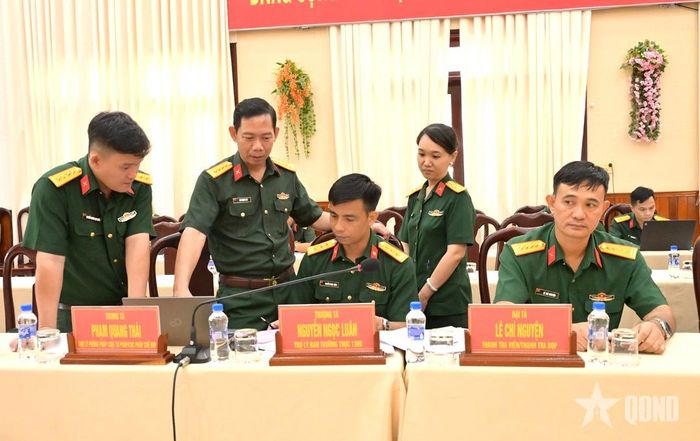 Đoàn công tác kiểm tra hệ thống văn bản, sổ sách.