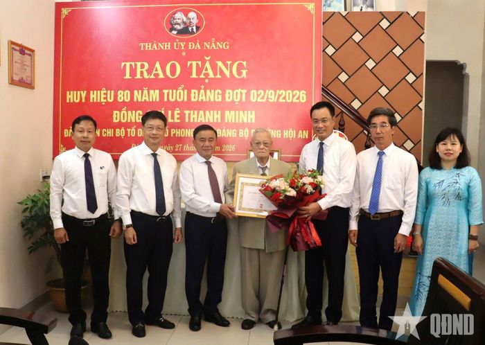 Đồng chí Trần Cẩm Tú trao Huy hiệu 80 năm tuổi Đảng tặng đảng viên Lê Thanh Minh.