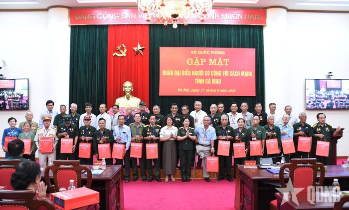  Thừa ủy quyền của lãnh đạo Bộ Quốc phòng, thủ trưởng Tổng cục Chính trị, Đại tá Ngô Thị Lệ trao quà của Bộ Quốc phòng tặng các đại biểu người có công với cách mạng tỉnh Cà Mau. 