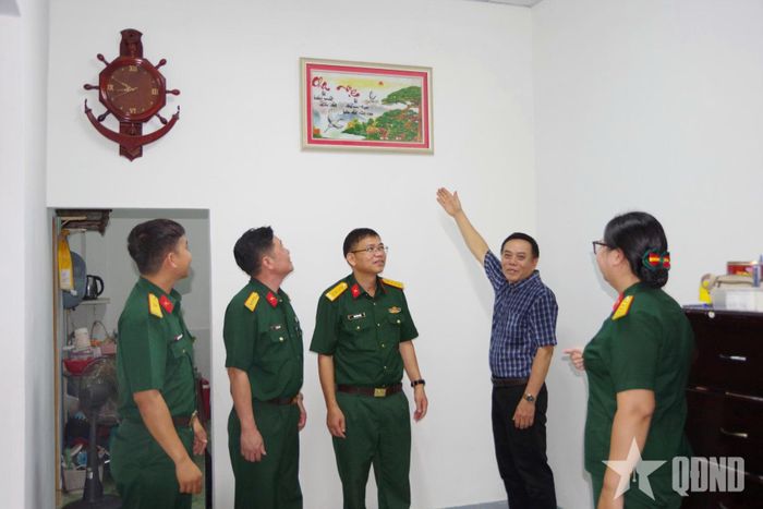 Các đại biểu tham quan nhà.