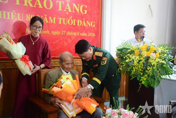 Thiếu tướng Hoàng Duy Chiến, Phó tư lệnh Quân khu 4 trao quà tặng đảng viên lão thành Nguyễn Xuân Trớc.
