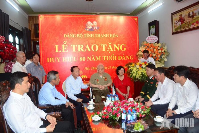  Đồng chí Trịnh Văn Quyết đề nghị cấp ủy, chính quyền tỉnh Thanh Hóa tiếp tục quan tâm, chăm lo chu đáo đời sống vật chất, tinh thần đối với các đảng viên lão thành. 